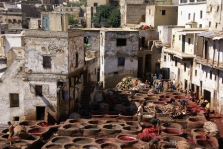 Paisaje de la ciudad de Fez. Sus edificios y los lugares donde se tiñe el cuero (clickear para agrandar imagen)